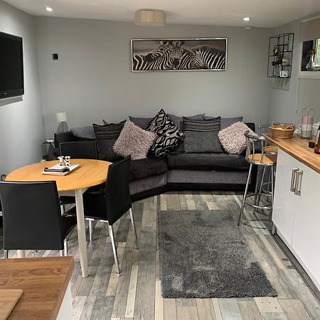 Stunning 2-Bed Cabin In Nantglyn Denbigh Exterior photo